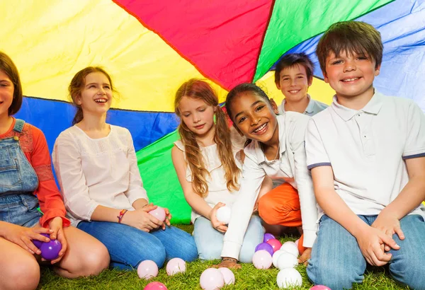 Niños felices con estera colorida —  Fotos de Stock