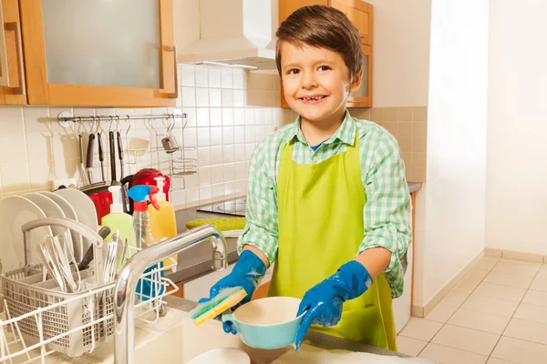 Хлопчик мити посуд — стокове фото