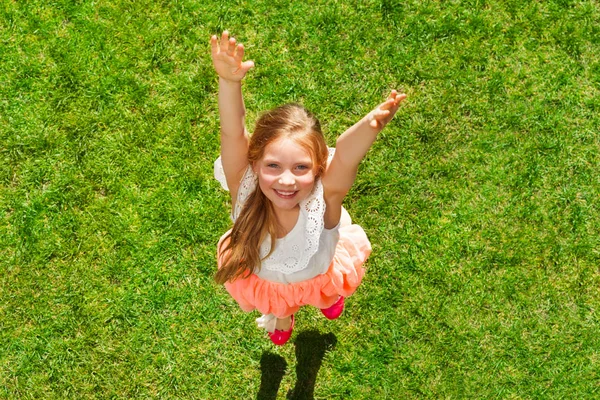 Menina pulando na grama — Fotografia de Stock