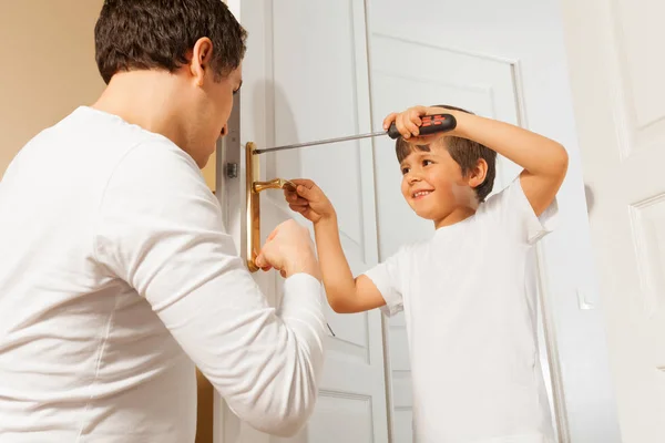 Padre insegnare figlio a risolvere porta-maniglia — Foto Stock
