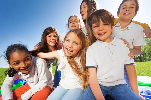 Gelukkige jonge geitjes plezier in het park — Stockfoto