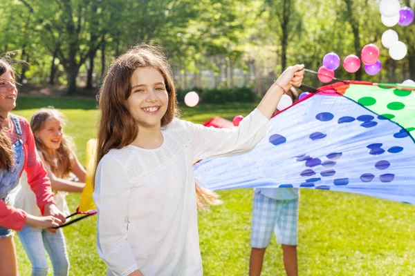 Kinderen met regenboog parachute — Stockfoto