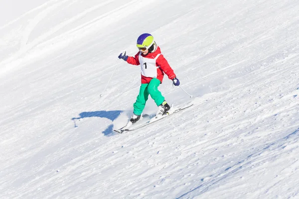 Skifahrer Junge bei sonnigem Tag — Stockfoto