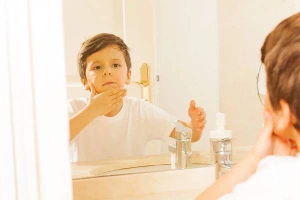 Anak laki-laki mencuci muka — Stok Foto