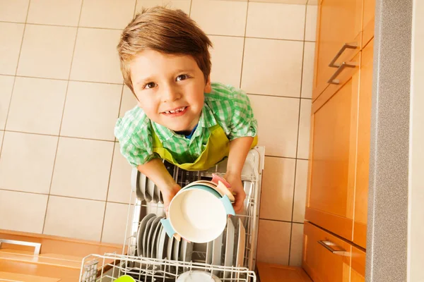 Мальчик возле посудомоечной машины на кухне — стоковое фото