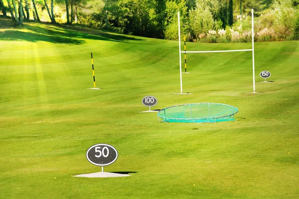Terrain de golf avec des panneaux de cour — Photo