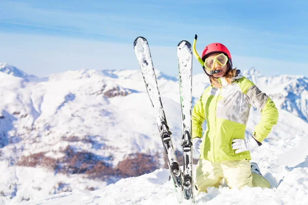 Skifahrerin bei verschneitem Tag — Stockfoto