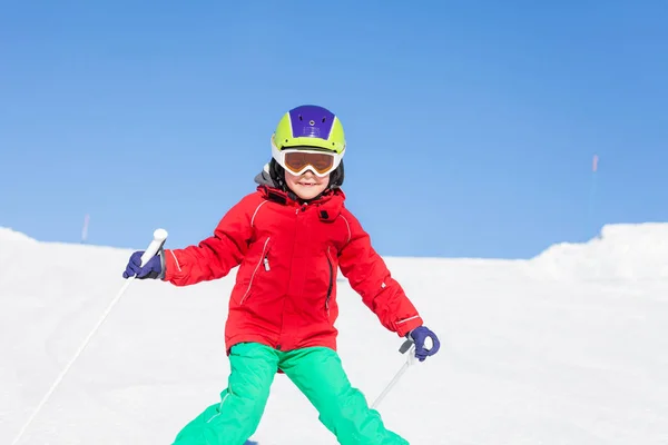 Koruyucu gözlük çocukta kayakçı — Stok fotoğraf
