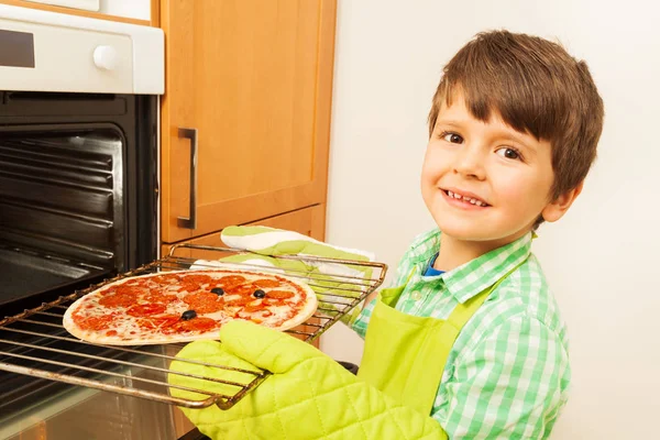 Pojke bakade hemmagjord pizza — Stockfoto