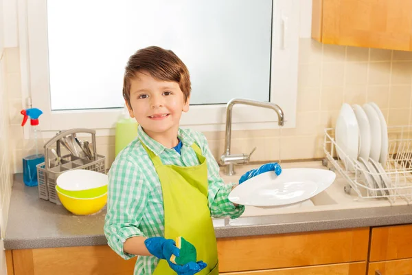 Boy wash dishes — Stock Photo, Image