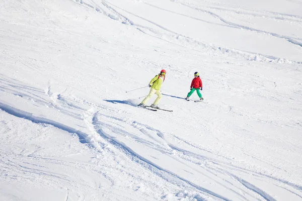 Mutter bringt Sohn das Skifahren bei — Stockfoto