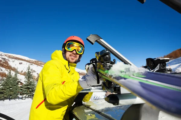 Mann befestigt Skier auf Autodach — Stockfoto