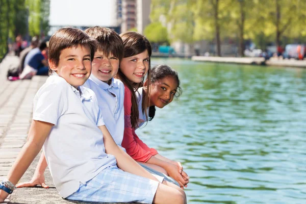 Meninos e meninas perto do lago — Fotografia de Stock