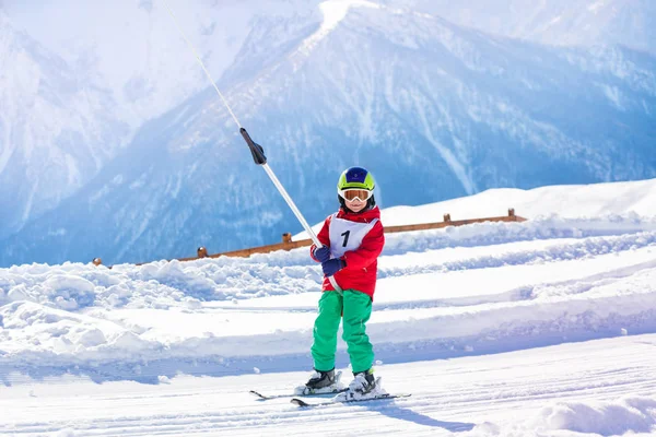 Skieur garçon en montagne — Photo