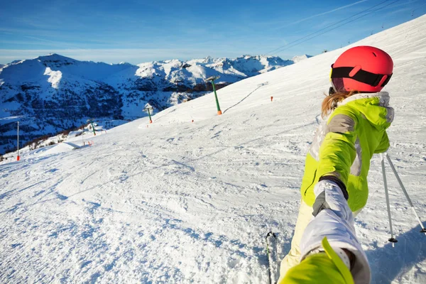 Vrouwelijke skiër op zonnige dag — Stockfoto
