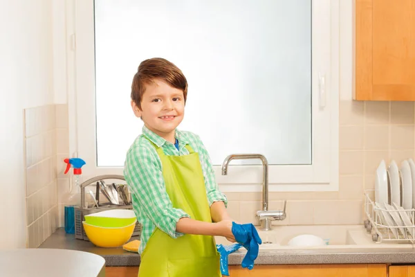 Chlapec u myčky nádobí v kuchyni — Stock fotografie