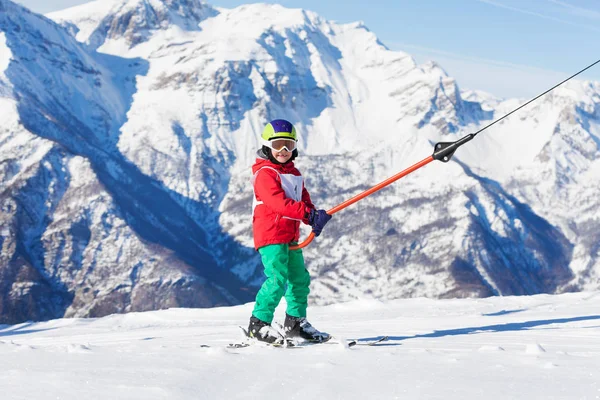 Skieur garçon en hiver montagne — Photo