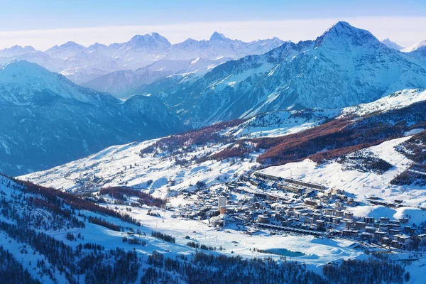 Montagna innevata nella giornata di sole — Foto Stock