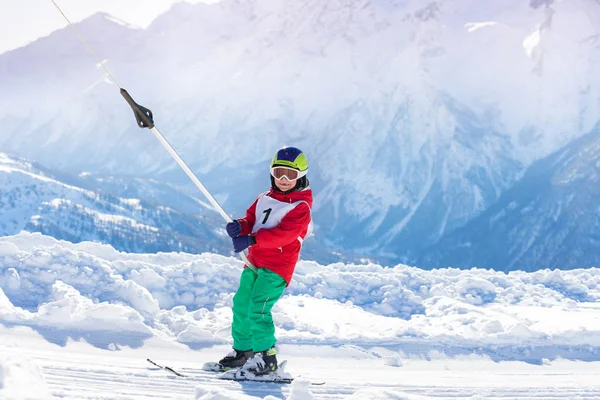 Chłopiec narciarz w górach zimą — Zdjęcie stockowe
