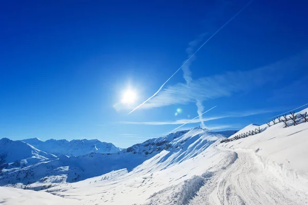 Snow-covered mountain slope — Stock Photo, Image