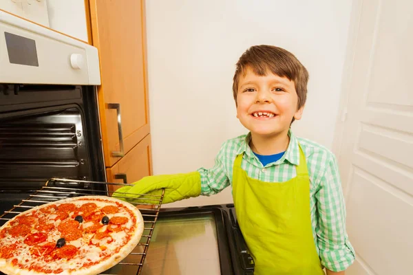 Lycklig pojke bakade hemmagjord pizza — Stockfoto