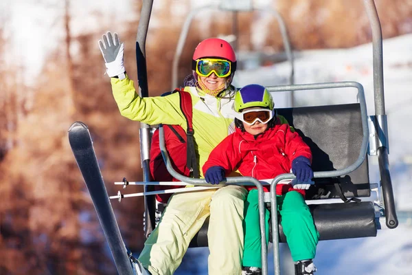 Vrouw en zoon opheffend op stoeltjeslift — Stockfoto