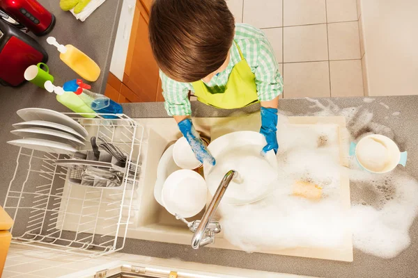 Niño lavar los platos con esponja —  Fotos de Stock