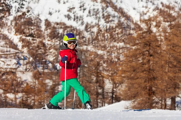 Piccolo sciatore ragazzo in montagna — Foto Stock