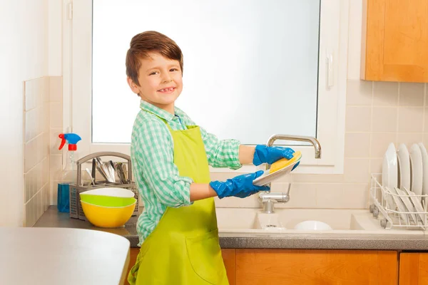 Boy wash dishes — Stock Photo, Image