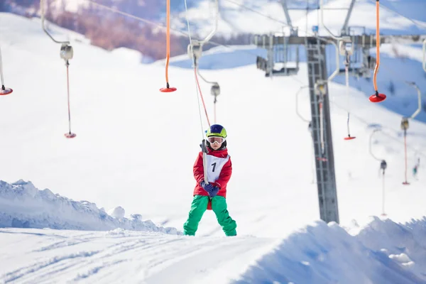 Esquiador menino no dia ensolarado — Fotografia de Stock