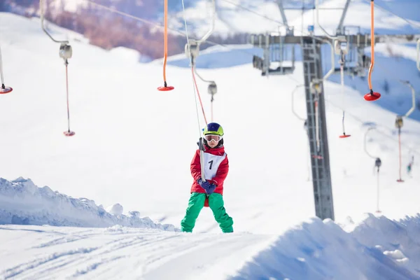 Skieur garçon à jour ensoleillé — Photo