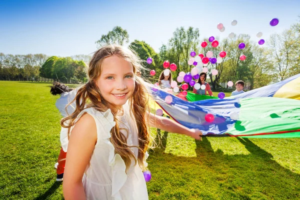 Gökkuşağı paraşüt ile oynayan çocuklar