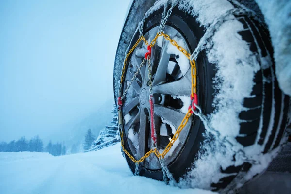 Ruota dell'automobile con le catene di ghiaccio — Foto Stock