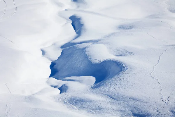 冬の雪を頂いた山の丘 — ストック写真