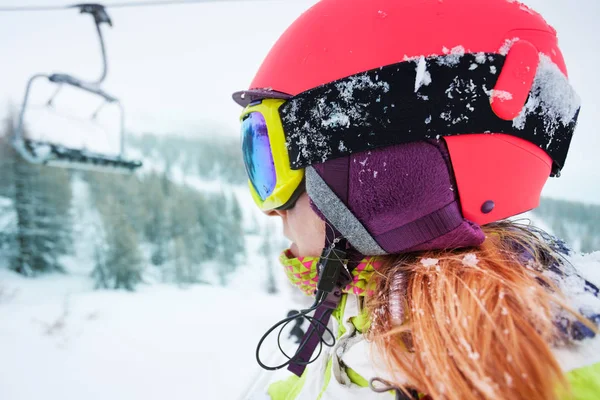 Esquiador feminino no dia ensolarado neve — Fotografia de Stock