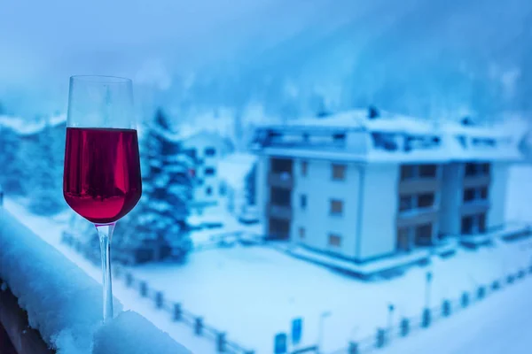 Келих холодного червоного вина — стокове фото