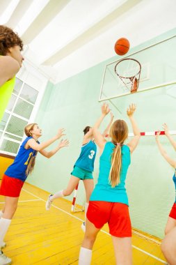 Kızlar voleybol maçı sırasında çocukla 