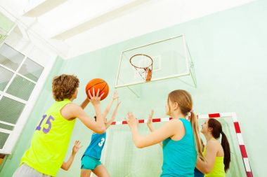 Kızlar voleybol maçı sırasında çocukla 