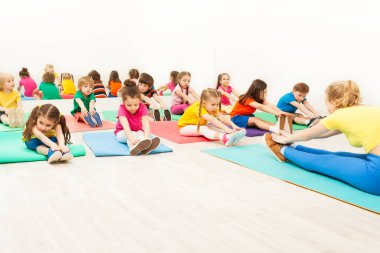 mutlu çocuklar jimnastik pratik