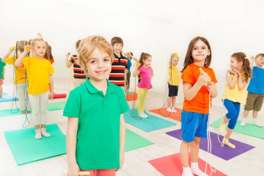 İp atlama kullanarak çocuklar 