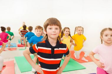 mutlu çocuklar jimnastik pratik