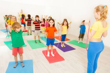 İp atlama kullanarak Koç çocuklarla