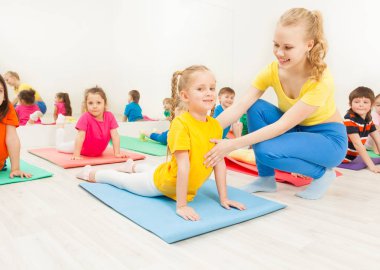 mutlu çocuklar jimnastik pratik