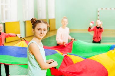 paraşüt oyunları oynayan kızlar