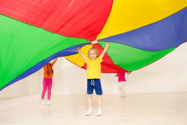 renkli paraşüt bir çocuğun