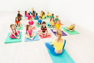 mutlu çocuklar jimnastik pratik