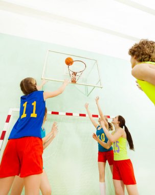 Kızlar voleybol maçı sırasında çocukla 