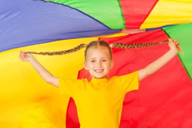 Kız altında renkli paraşüt atlama