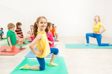 mutlu çocuklar jimnastik pratik