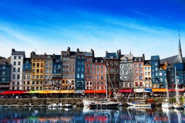 Honfleur liman renk evleri ile 